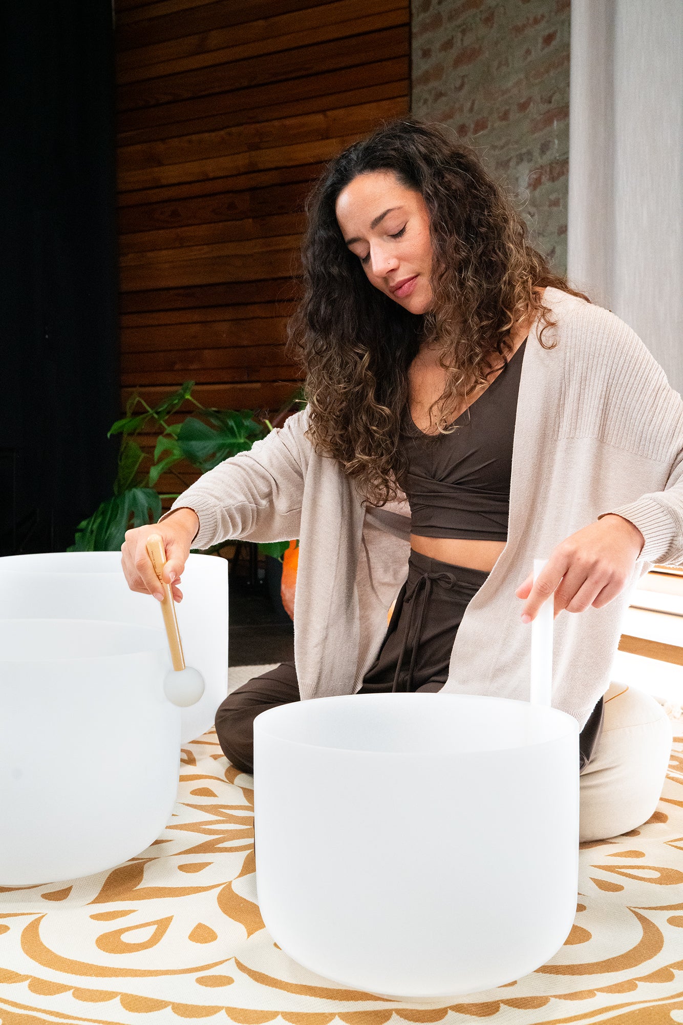 440 Hz 3 - piece Crystal Singing Bowl Set 16" C3, 14" E3, 12" G3 - 440 Hz White - Frosted Crystal Singing Bowl Set